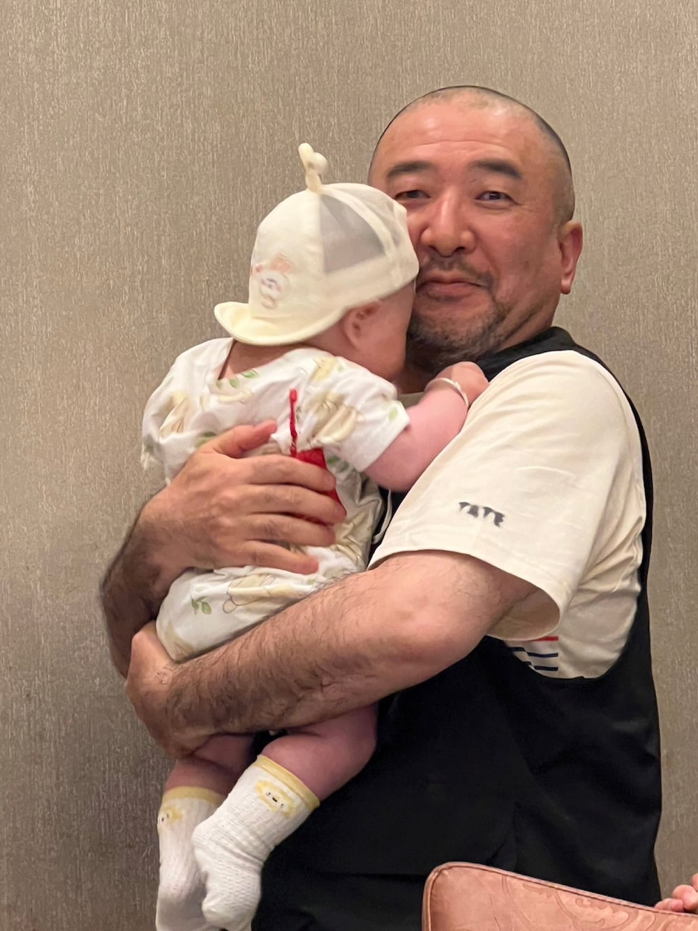 ベージュ系のキャップを着用したメンズの春コーディネートの2枚目の写真