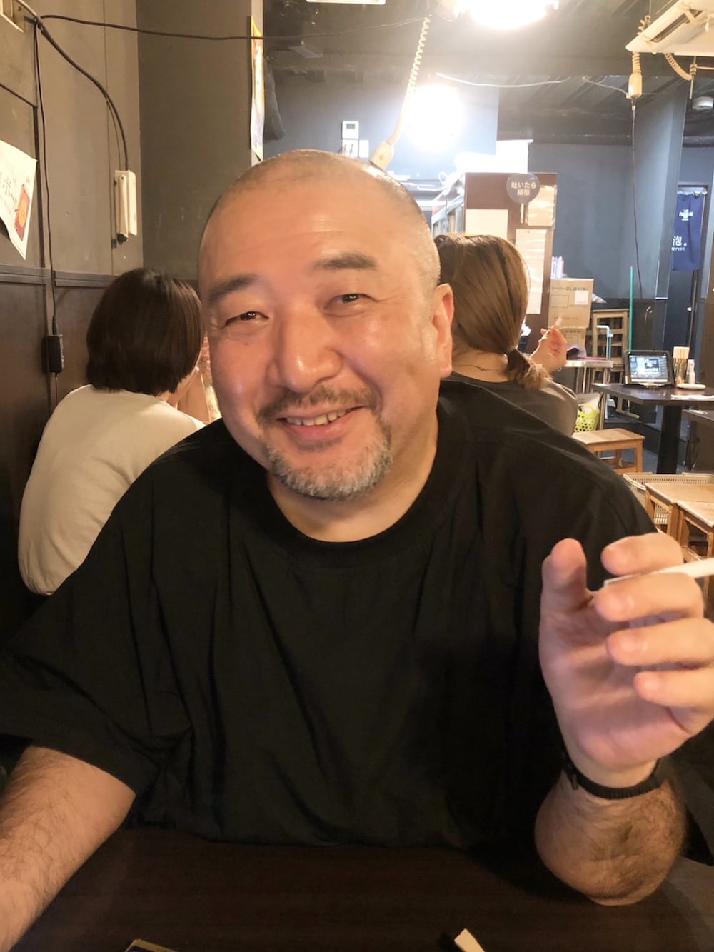 ブラック系のスニーカーを着用したメンズの秋コーディネートの2枚目の写真