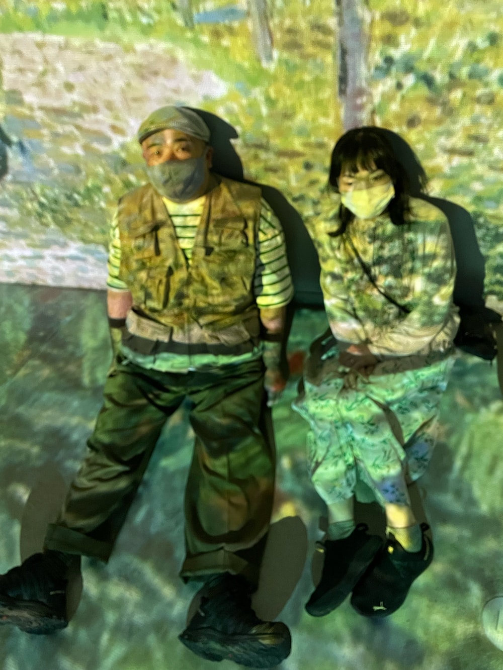 ベージュ系のベスト、ホワイト系のTシャツ/カットソー、ブラウン系のスラックスを着用したメンズの夏コーディネートの2枚目の写真