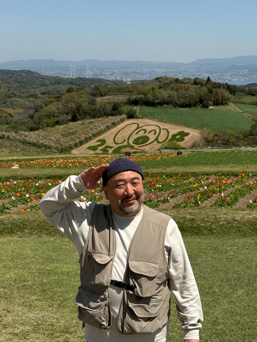 ベージュ系のスニーカーを着用したメンズの春コーディネートの2枚目の写真