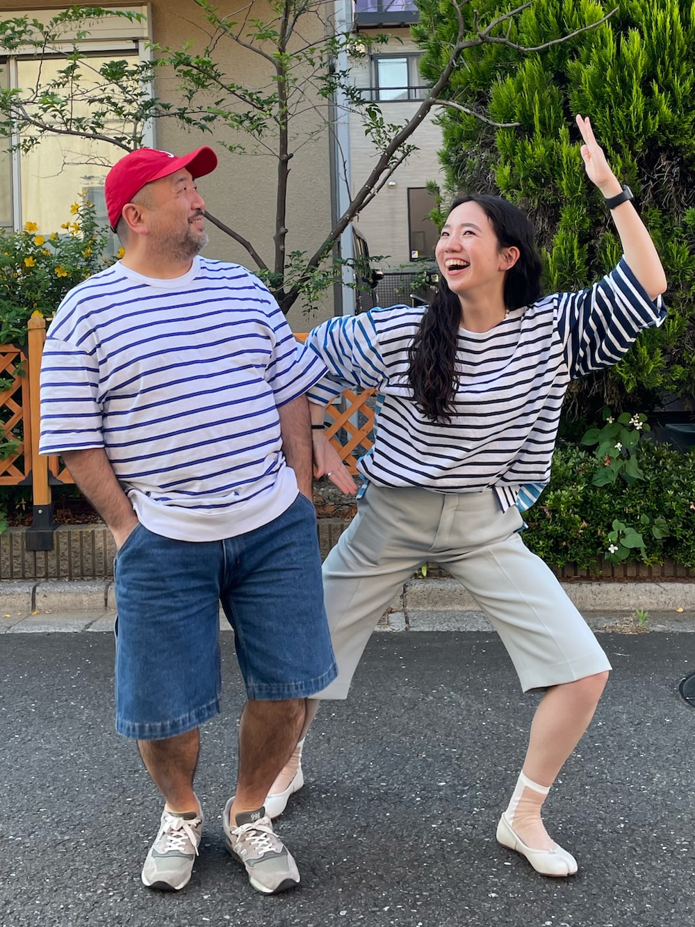 グレー系のスニーカー、ホワイト系のTシャツ/カットソー、ブルー系のデニムパンツを着用したメンズの夏コーディネートの2枚目の写真