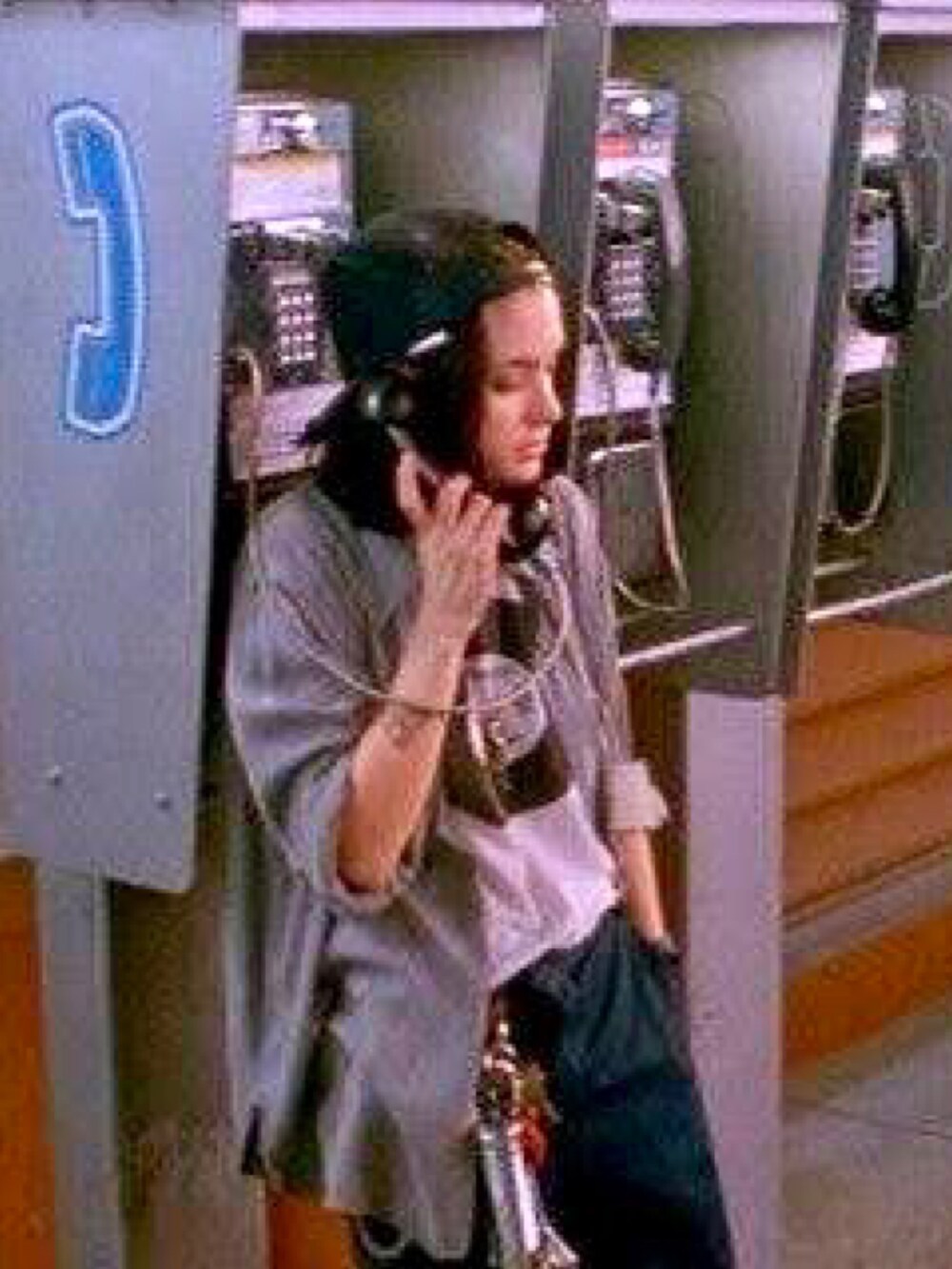 ブラック系のスニーカー、ホワイト系のTシャツ/カットソーを着用したメンズの秋コーディネートの2枚目の写真