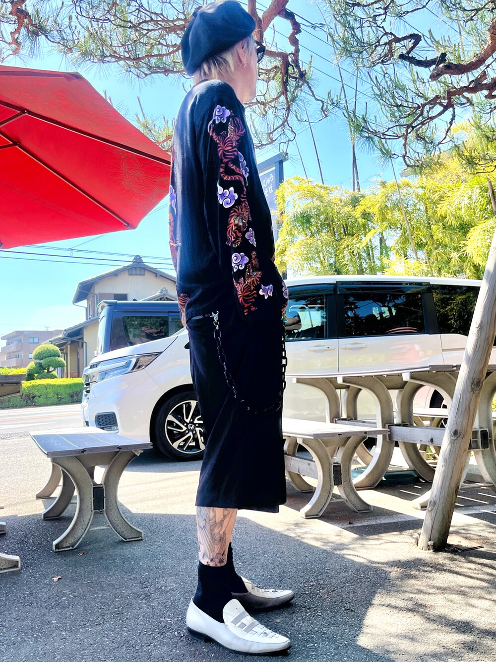 ブラック系のシャツ/ブラウス、ホワイト系のシューズ、ブラック系のハンチング/ベレー帽を着用したメンズの春コーディネートの2枚目の写真