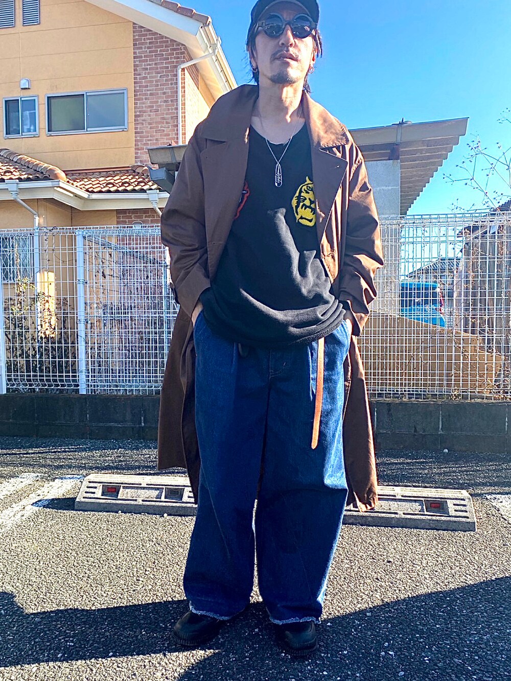 ブラック系のTシャツ/カットソー、ブルー系のデニムパンツ、ブラック系のブーツを着用したメンズの冬コーディネートの2枚目の写真