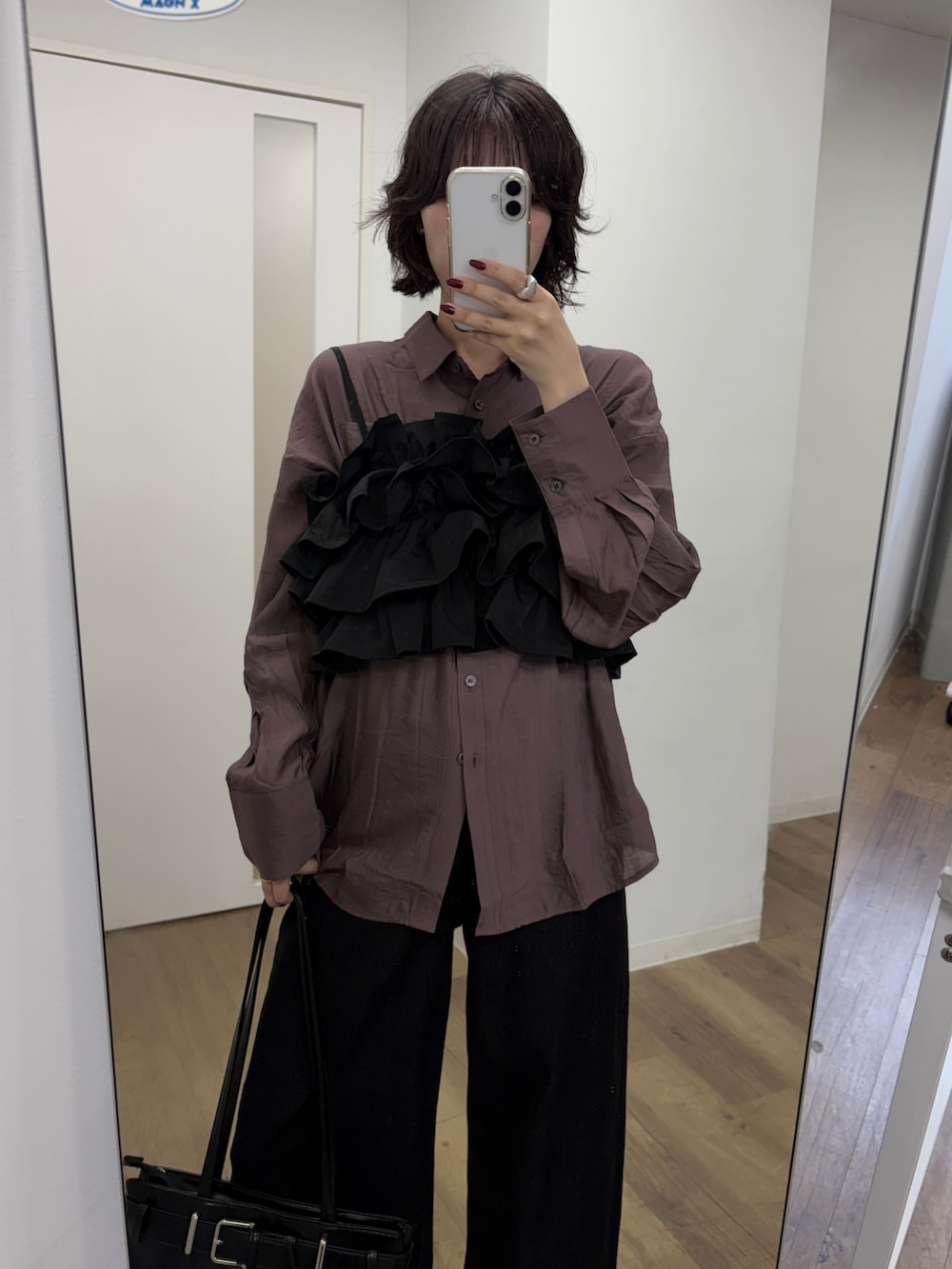 ブラック系のシャツ/ブラウス、ブラウン系のシャツ/ブラウス、ブラック系のトートバッグを着用したレディースの夏コーディネートの2枚目の写真