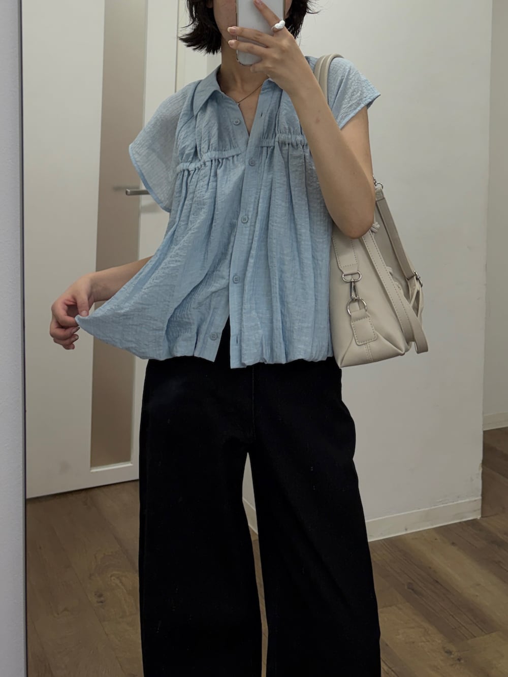 ブルー系のシャツ/ブラウス、ブラック系のデニムパンツ、ホワイト系のトートバッグを着用したレディースの夏コーディネートの2枚目の写真