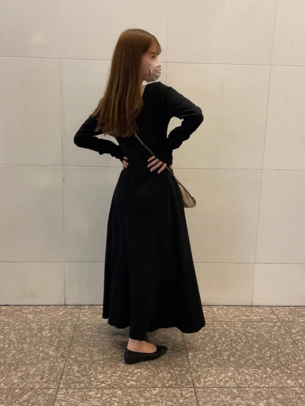 ブラック系のバレエシューズ、ブラック系のワンピース、ゴールド系のネックレスを着用したレディースの夏コーディネートの2枚目の写真