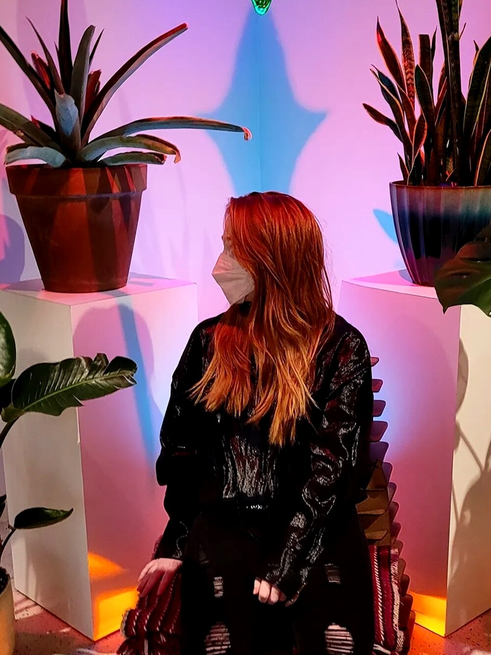 「streetstyle、black、streetwear、spring、pink、nature、WOMEN、redhair、alexandrevauthier、Designer、luxury、sparkles」｜「Alexandre Vauthierのアイテム（シャツ/ブラウス、ブラック系）」を使った、Alex / アレックス ♡さん（レディース・160cm）の春コーディネートの2枚目の写真