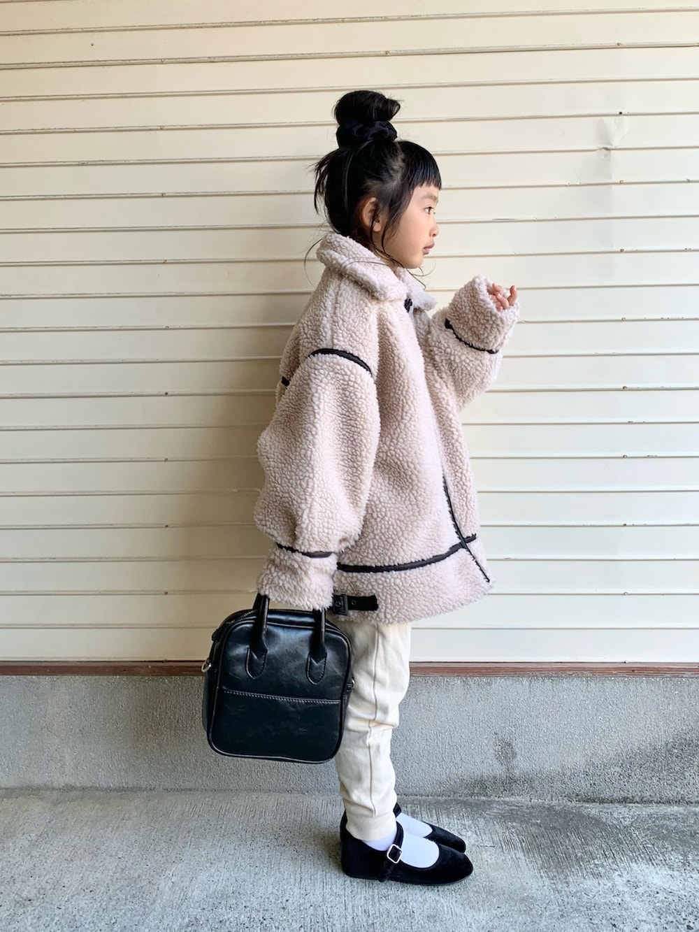 「スウェットパンツ、冬コーデ、ボリューム袖、ボアジャケット、ボア、カジュアルコーデ、バレエシューズ、ホワイトコーデ、ワントーンコーデ、私の推しブランド、プチプラ、あったかコーデ」｜「classicalelfの《キッズ》1枚でお洒落映え！ふわもこボアフライトジャケット（ブルゾン、ベージュ系）」を使った、N2さん（キッズ・120cm）の冬コーディネートの2枚目の写真