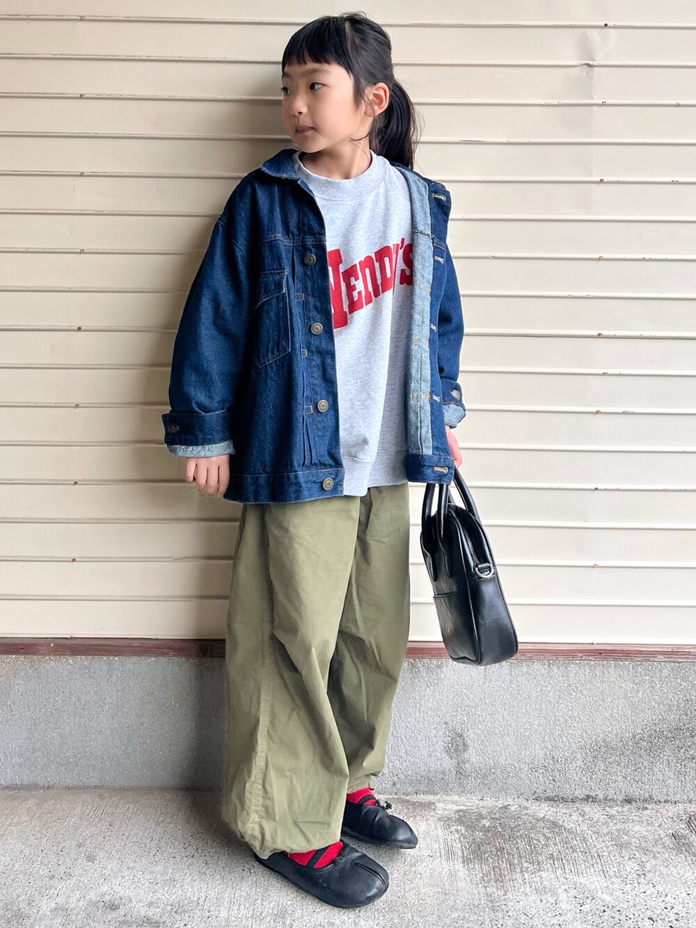 「春服デビュー宣言、春コーデ、デニムジャケット、カーゴパンツ、バレエシューズ、カジュアルコーデ、デニム、シンプルコーデ、春アウター、ジャケット」｜「LOWRYS FARMのＷｅｎｄｙ’ｓウラケプルオーバー　180399（スウェット、グレー系）」を使った、N2さん（キッズ・122cm）の春コーディネートの2枚目の写真
