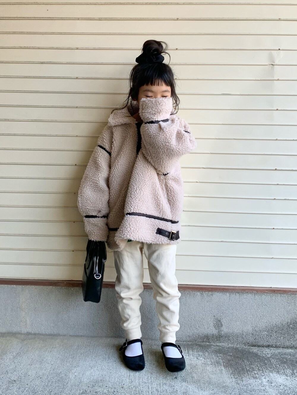 「スウェットパンツ、冬コーデ、ボリューム袖、ボアジャケット、ボア、カジュアルコーデ、バレエシューズ、ホワイトコーデ、ワントーンコーデ、私の推しブランド、プチプラ、あったかコーデ」｜「classicalelfの《キッズ》1枚でお洒落映え！ふわもこボアフライトジャケット（ブルゾン、ベージュ系）」を使った、N2さん（キッズ・120cm）の冬コーディネートの3枚目の写真