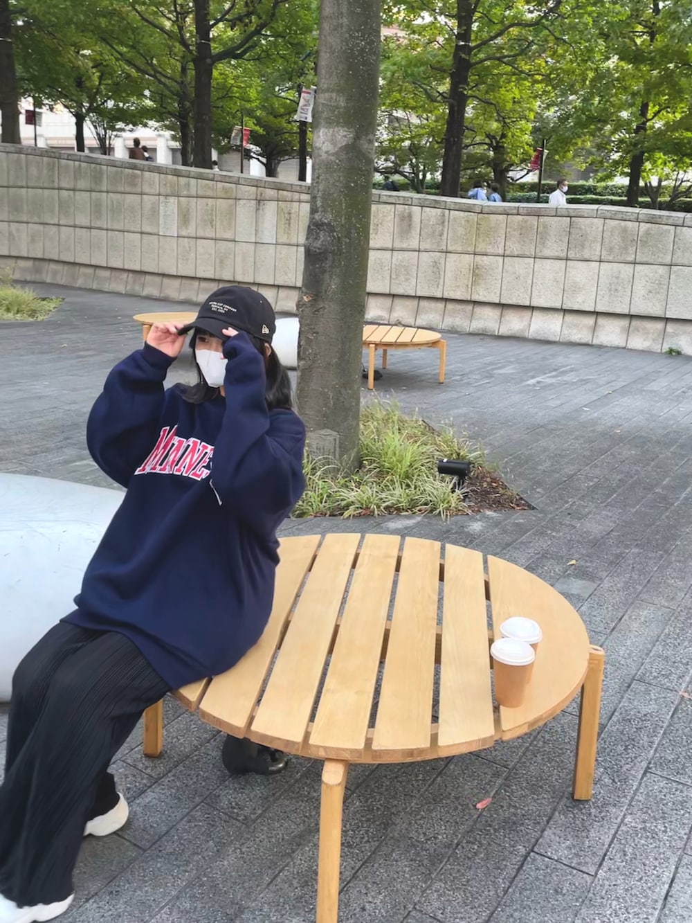 ブルー系のスウェット、ホワイト系のスニーカー、ブラック系のキャップを着用したレディースの冬コーディネートの2枚目の写真