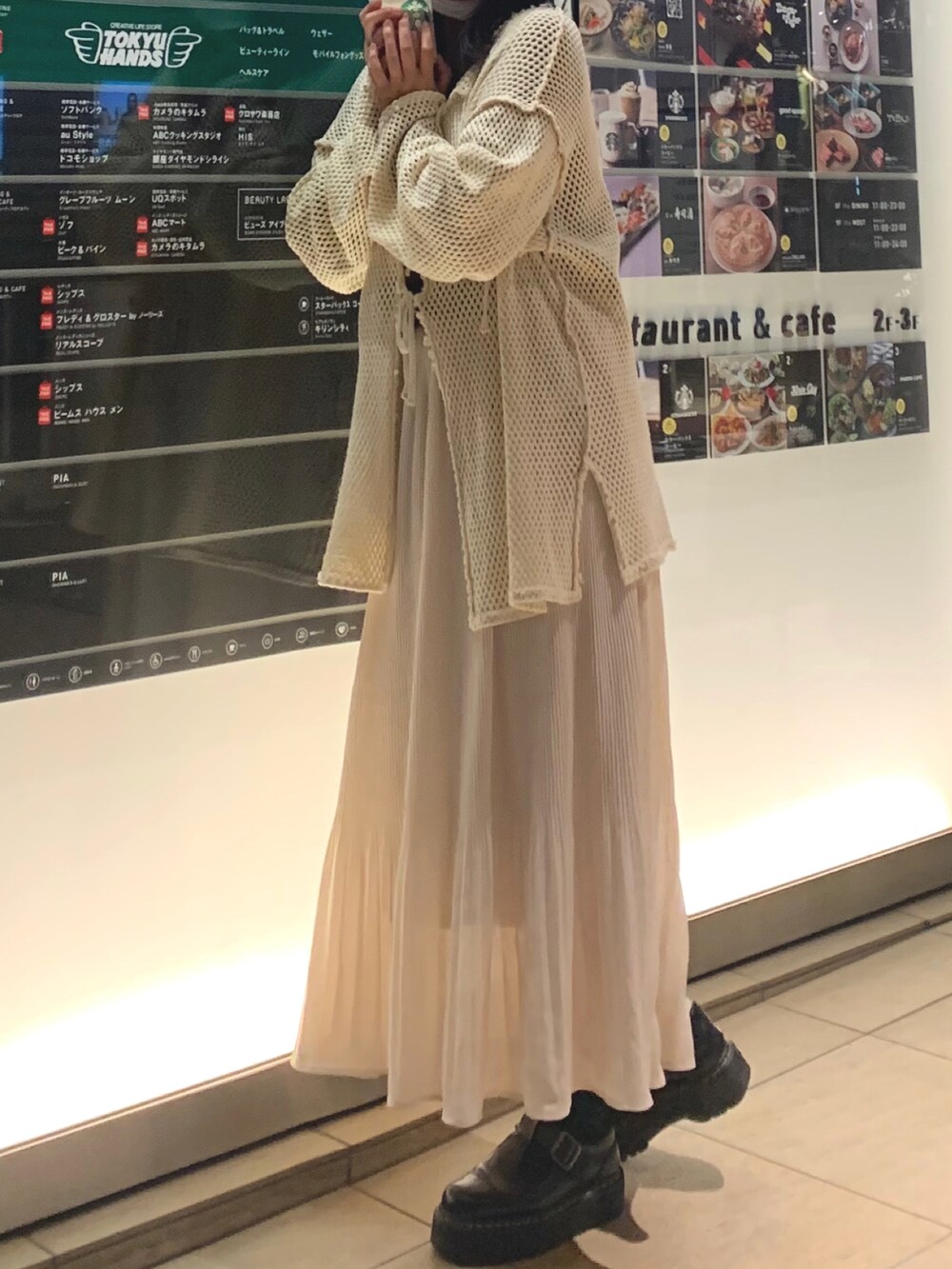 ホワイト系のカーディガン/ボレロ、ホワイト系のスカート、ブラック系のその他シューズを着用したレディースの冬コーディネートの2枚目の写真