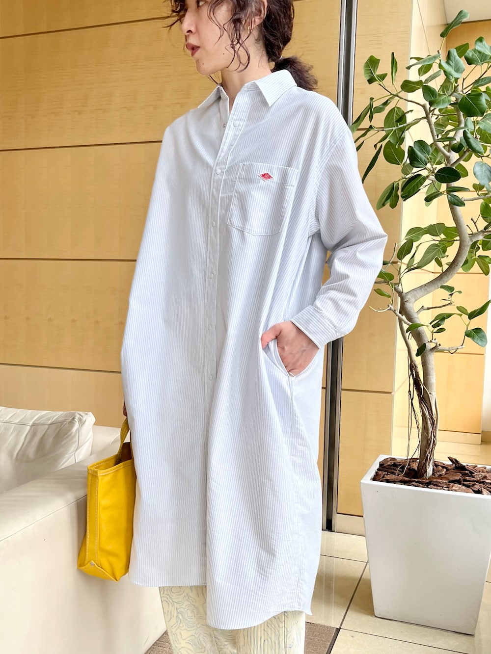 その他のワンピース、イエロー系のトートバッグ、ベージュ系のサンダルを着用したレディースの夏コーディネートの3枚目の写真
