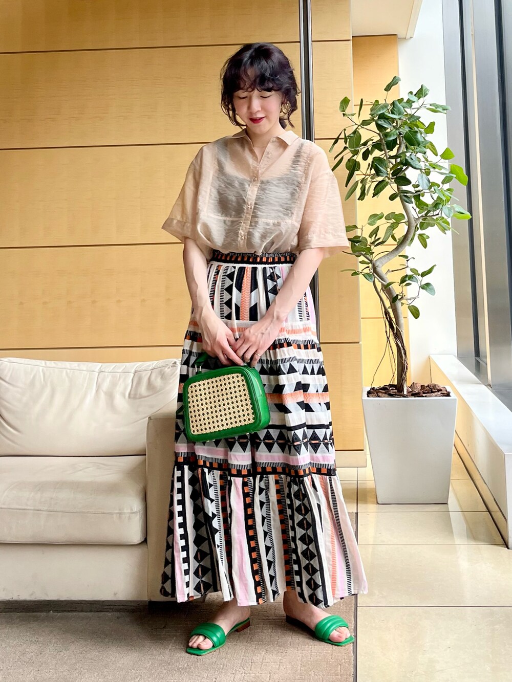 ベージュ系のシャツ/ブラウス、グリーン系のトートバッグ、グリーン系のサンダルを着用したレディースの春コーディネートの2枚目の写真