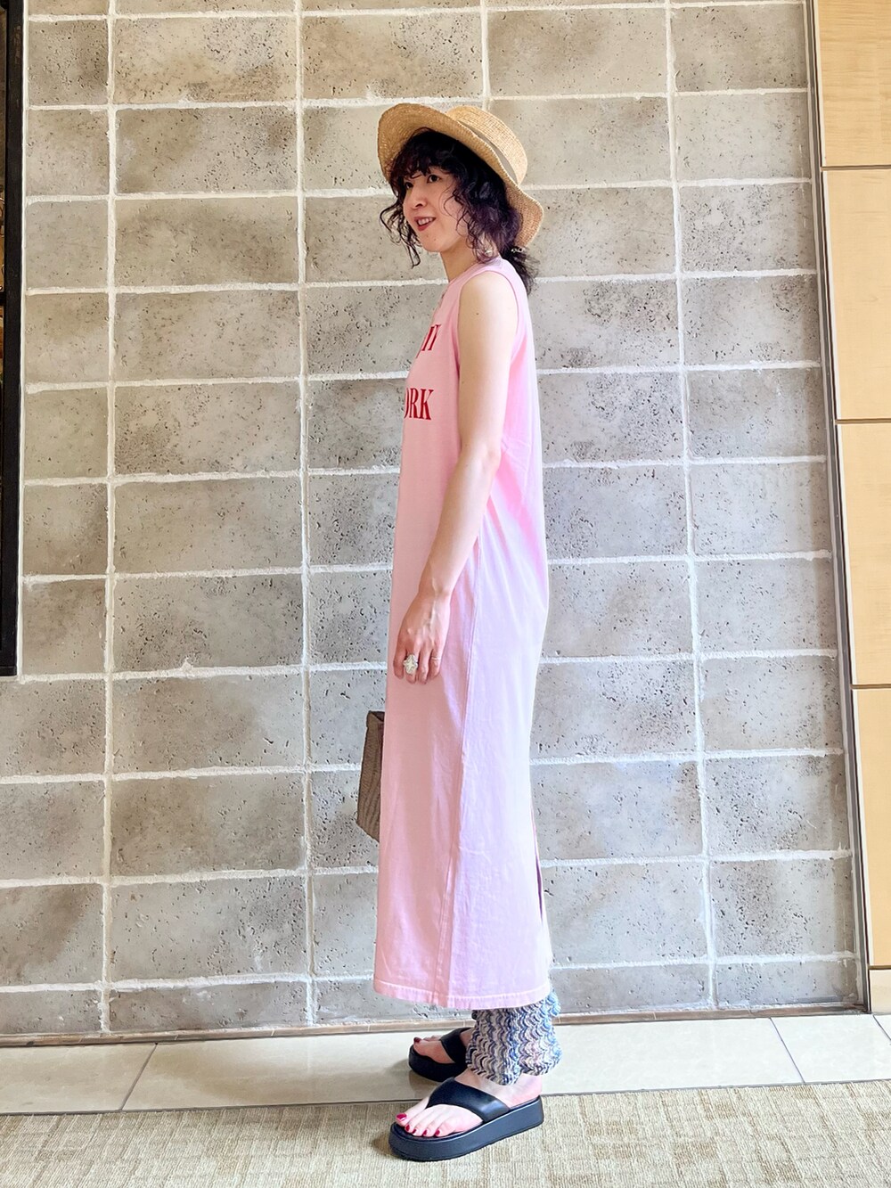 ブルー系のその他パンツ、ブラック系のその他シューズ、グレー系のかごバッグを着用したレディースの春コーディネートの2枚目の写真