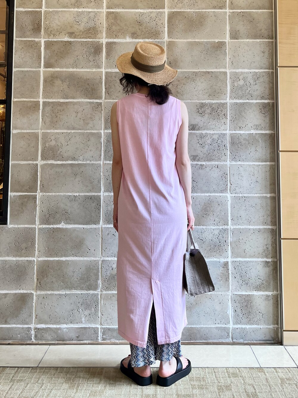 ブルー系のその他パンツ、ブラック系のその他シューズ、グレー系のかごバッグを着用したレディースの春コーディネートの3枚目の写真