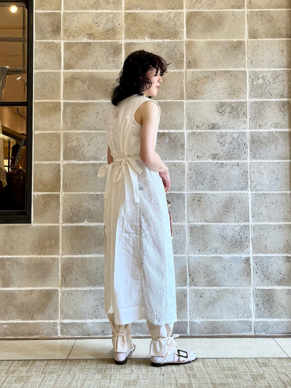 ホワイト系のその他パンツを着用したレディースの春コーディネートの2枚目の写真