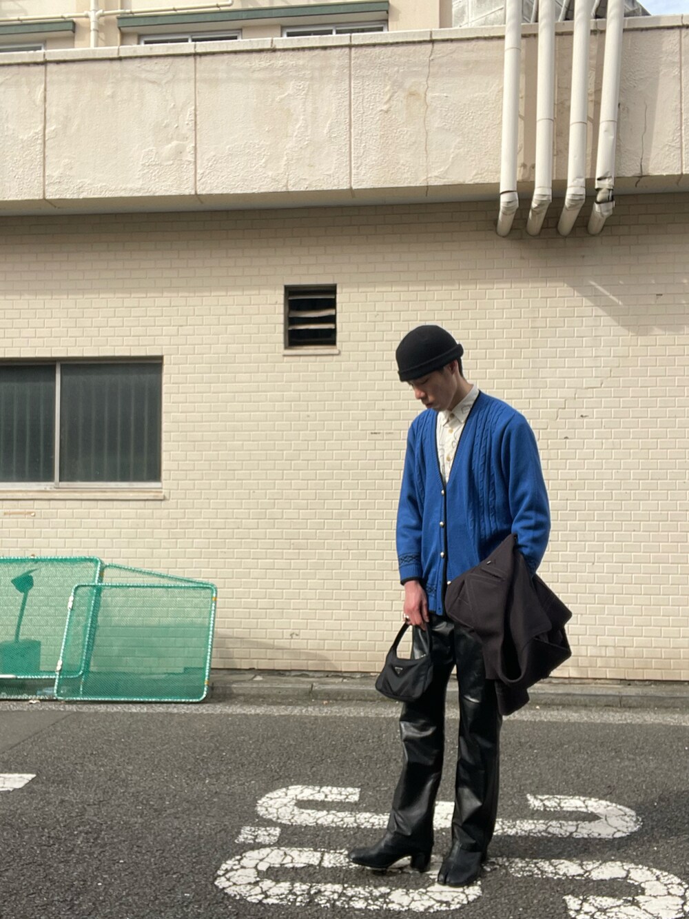 「カーディガン、ヴィンテージ、Pコート、Maison Margiela、メゾンマルジェラ、足袋ブーツ、レザーパンツ、PRADA、ハンドバッグ、モード」｜「VINTAGEのアイテム（カーディガン/ボレロ、ブルー系）」を使った、nomoさん（メンズ・180cm）の冬コーディネートの4枚目の写真