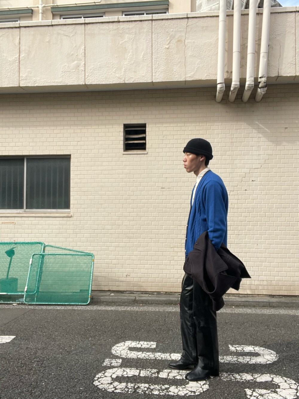 「カーディガン、ヴィンテージ、Pコート、Maison Margiela、メゾンマルジェラ、足袋ブーツ、レザーパンツ、PRADA、ハンドバッグ、モード」｜「VINTAGEのアイテム（カーディガン/ボレロ、ブルー系）」を使った、nomoさん（メンズ・180cm）の冬コーディネートの2枚目の写真