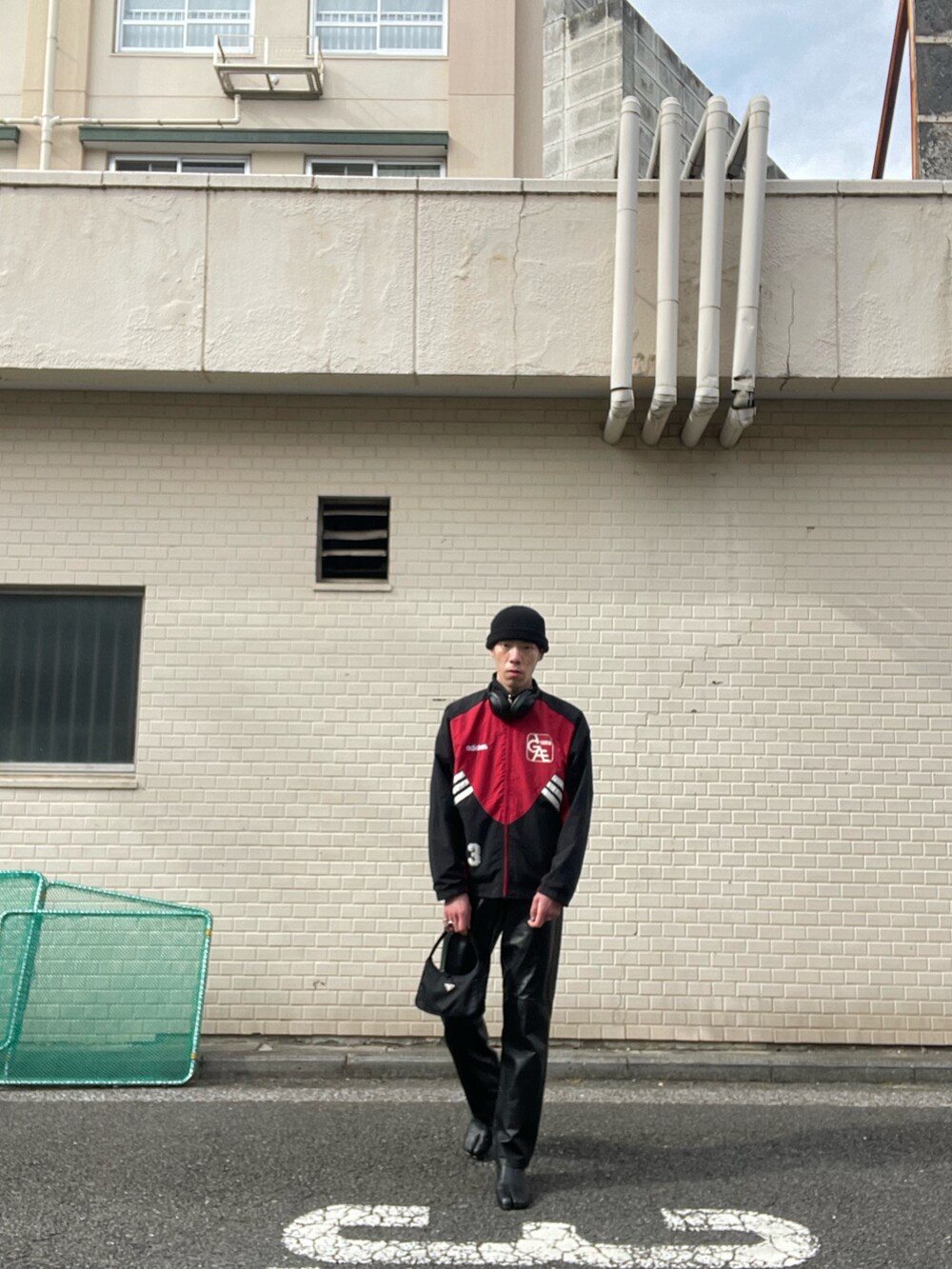 「adidas、ナイロンジャケット、90’s、PRADA、ハンドバッグ、Maison Margiela、メゾンマルジェラ、tabi、足袋ブーツ、レザーパンツ、ビーニー、Yライン」｜「adidasのアイテム（ナイロンジャケット、レッド系）」を使った、nomoさん（メンズ・180cm）の冬コーディネートの2枚目の写真