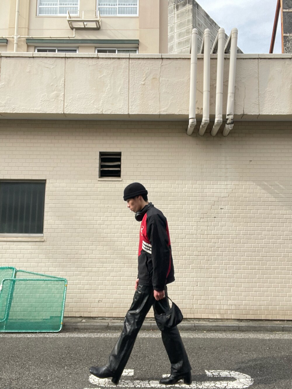 「adidas、ナイロンジャケット、90’s、PRADA、ハンドバッグ、Maison Margiela、メゾンマルジェラ、tabi、足袋ブーツ、レザーパンツ、ビーニー、Yライン」｜「adidasのアイテム（ナイロンジャケット、レッド系）」を使った、nomoさん（メンズ・180cm）の冬コーディネートの5枚目の写真