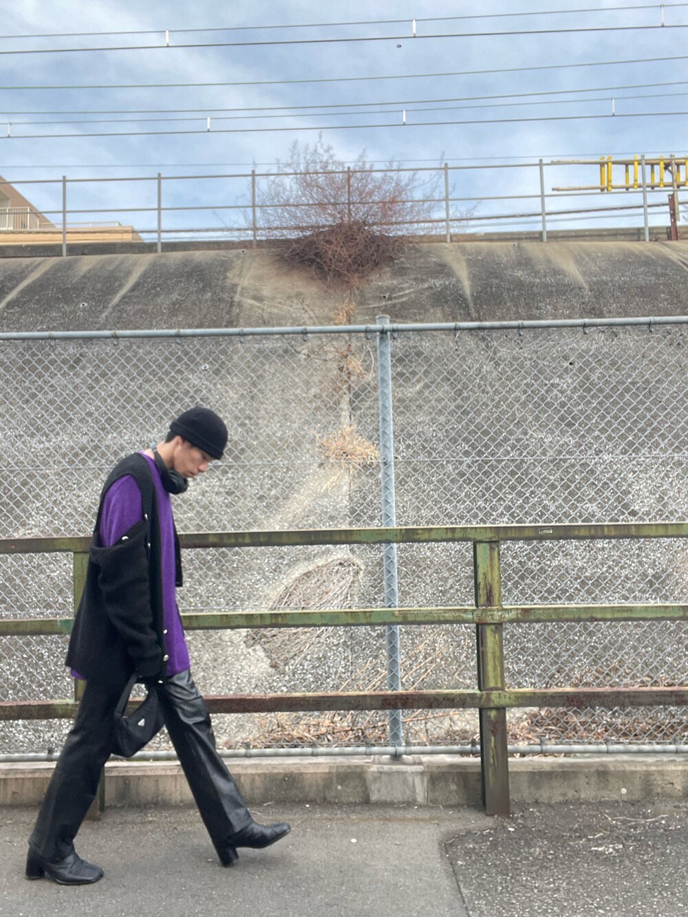 「YUKI HASHIMOTO、カーディガン、モヘアニット、セーター、ヴィンテージ、レザーパンツ、Maison Margiela、メゾンマルジェラ、足袋ブーツ、PRADA、ハンドバッグ、ヘッドホン、ビーニー、モード、ストリート」｜「YUKI HASHIMOTOのアイテム（カーディガン/ボレロ、ブラック系）」を使った、nomoさん（メンズ・180cm）の冬コーディネートの3枚目の写真