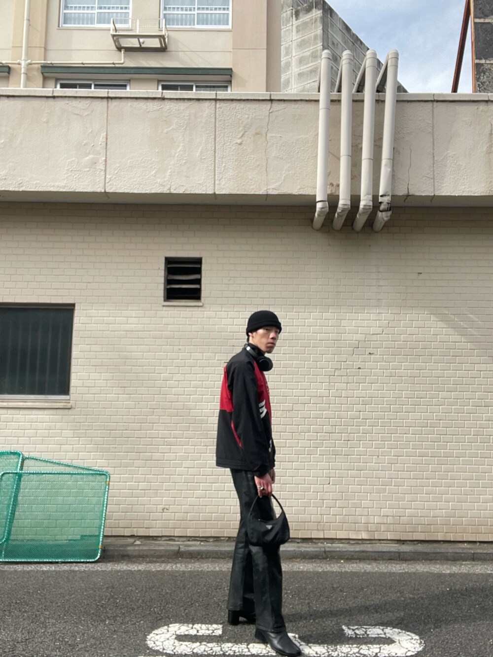 「adidas、ナイロンジャケット、90’s、PRADA、ハンドバッグ、Maison Margiela、メゾンマルジェラ、tabi、足袋ブーツ、レザーパンツ、ビーニー、Yライン」｜「adidasのアイテム（ナイロンジャケット、レッド系）」を使った、nomoさん（メンズ・180cm）の冬コーディネートの4枚目の写真