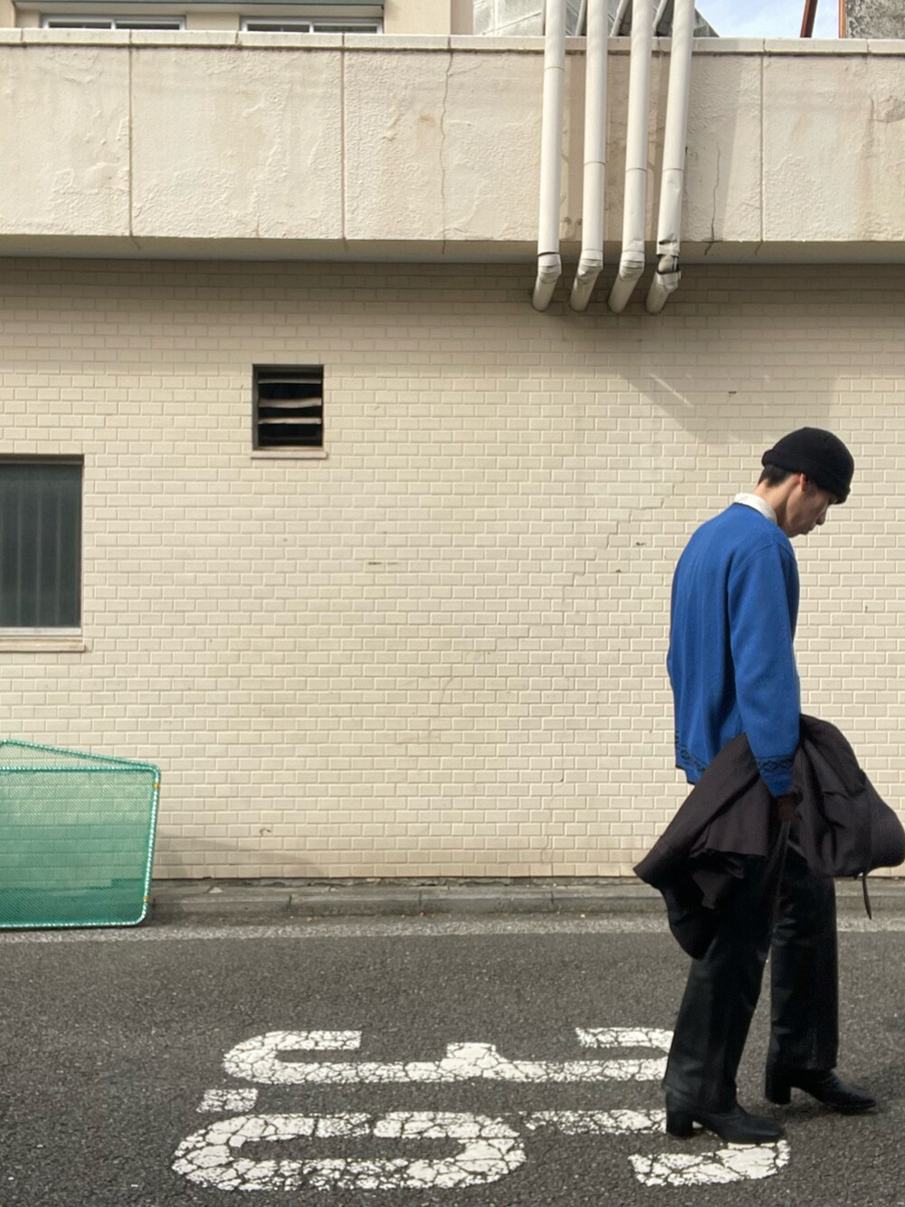 「カーディガン、ヴィンテージ、Pコート、Maison Margiela、メゾンマルジェラ、足袋ブーツ、レザーパンツ、PRADA、ハンドバッグ、モード」｜「VINTAGEのアイテム（カーディガン/ボレロ、ブルー系）」を使った、nomoさん（メンズ・180cm）の冬コーディネートの5枚目の写真