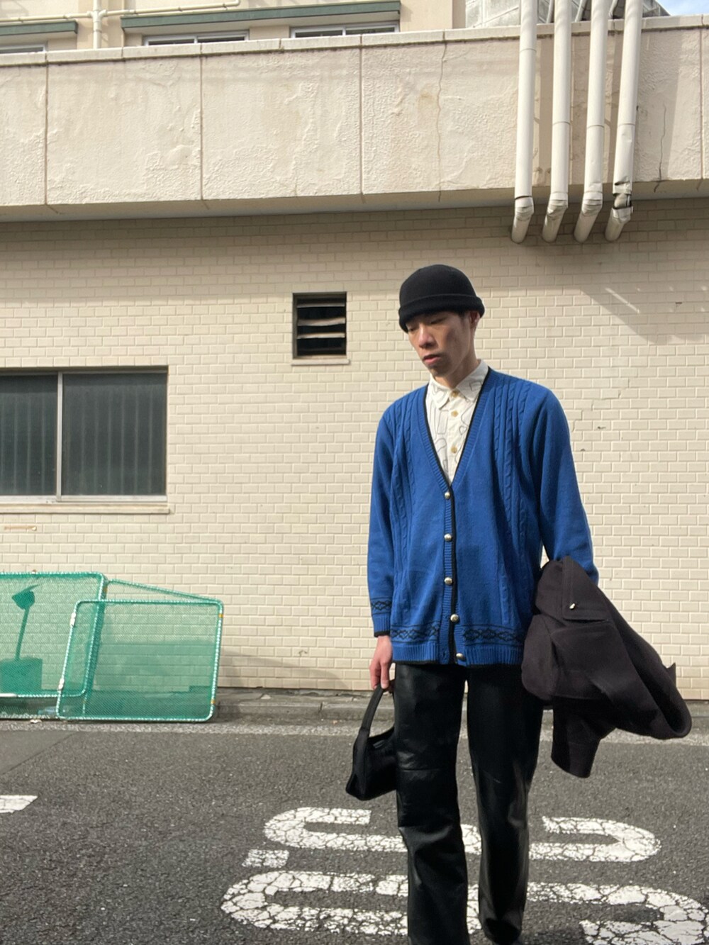 「カーディガン、ヴィンテージ、Pコート、Maison Margiela、メゾンマルジェラ、足袋ブーツ、レザーパンツ、PRADA、ハンドバッグ、モード」｜「VINTAGEのアイテム（カーディガン/ボレロ、ブルー系）」を使った、nomoさん（メンズ・180cm）の冬コーディネートの3枚目の写真