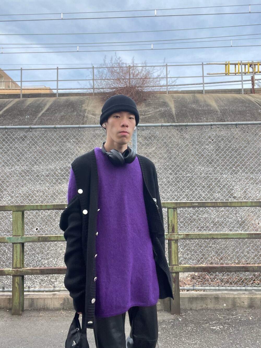「YUKI HASHIMOTO、カーディガン、モヘアニット、セーター、ヴィンテージ、レザーパンツ、Maison Margiela、メゾンマルジェラ、足袋ブーツ、PRADA、ハンドバッグ、ヘッドホン、ビーニー、モード、ストリート」｜「YUKI HASHIMOTOのアイテム（カーディガン/ボレロ、ブラック系）」を使った、nomoさん（メンズ・180cm）の冬コーディネートの5枚目の写真
