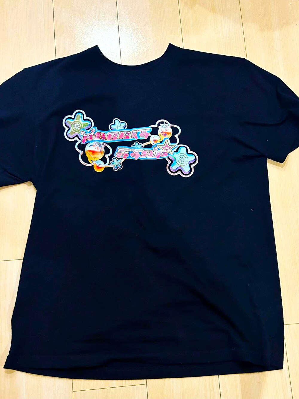 グリーン系のスカート、ブルー系のボディバッグ/ウエストポーチ、ブラック系のTシャツ/カットソーを着用したレディースの春コーディネートの3枚目の写真