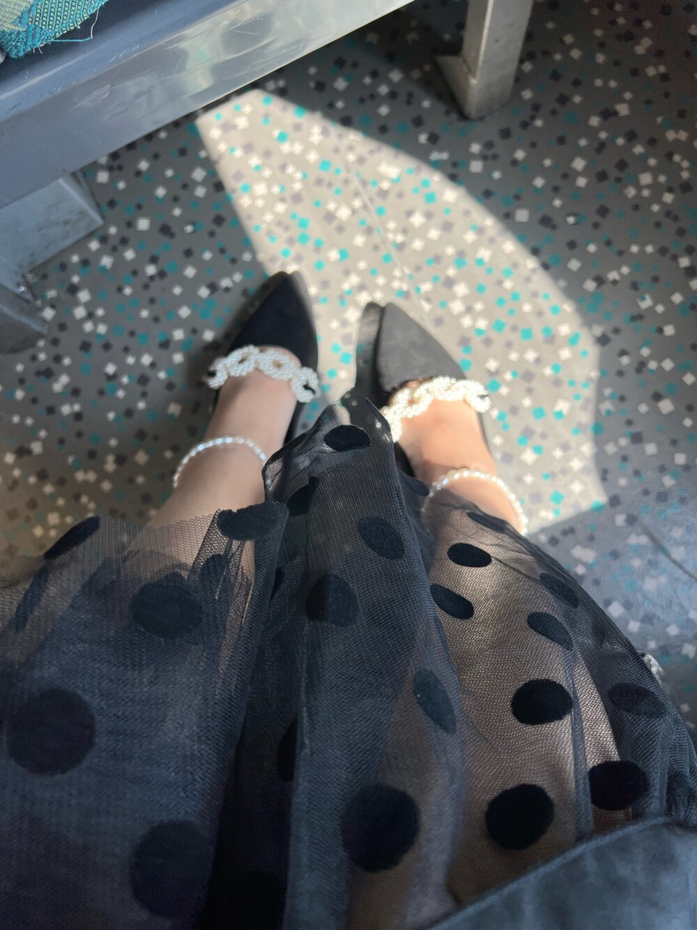 ブラック系のスカート、ブラック系のシューズを着用したレディースの秋コーディネートの3枚目の写真