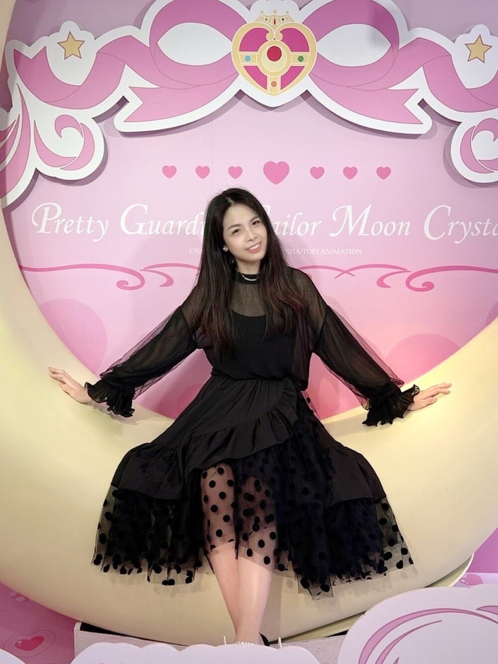 ブラック系のスカート、ブラック系のシューズを着用したレディースの秋コーディネートの2枚目の写真