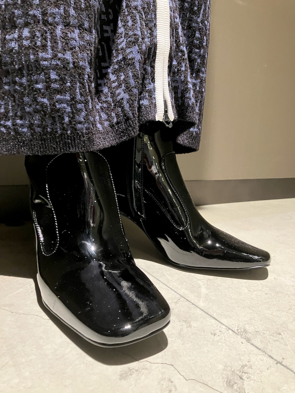 「オトナカジュアル、シンプルコーデ、セットアップ、モノトーンコーデ、卒業式、ママコーデ、ママファッション、Diesel、DIESELららぽーと富士見」｜「DIESELのユニセックス レザー ハンドバッグ（ハンドバッグ、ブラック系）」を使った、MIKIさん（レディース・164cm）の冬コーディネートの3枚目の写真