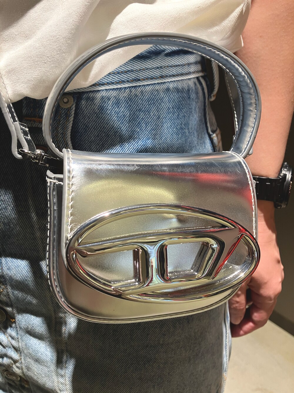 「大人カジュアル、リラックススタイル、シンプル、スニーカーコーデ、ロングスカート、デニム、ママコーデ、ママファッション、Diesel、DIESELららぽーと富士見」｜「DIESELのレディース 半袖Tシャツ ロゴ（Tシャツ/カットソー、ホワイト系）」を使った、MIKIさん（レディース・164cm）の夏コーディネートの2枚目の写真