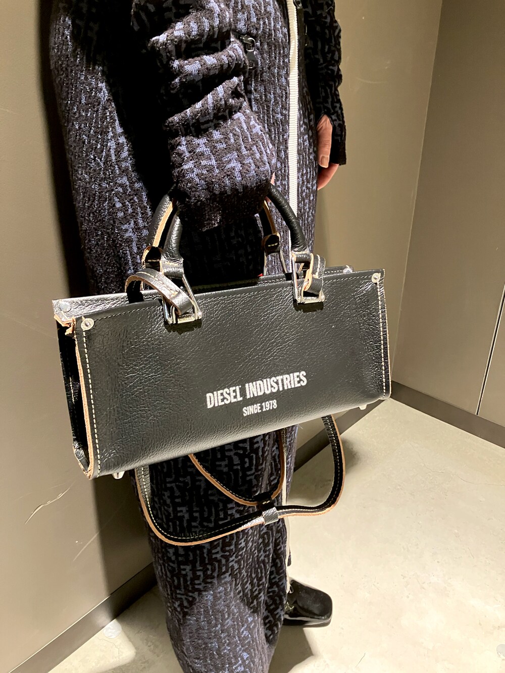 「オトナカジュアル、シンプルコーデ、セットアップ、モノトーンコーデ、卒業式、ママコーデ、ママファッション、Diesel、DIESELららぽーと富士見」｜「DIESELのユニセックス レザー ハンドバッグ（ハンドバッグ、ブラック系）」を使った、MIKIさん（レディース・164cm）の冬コーディネートの2枚目の写真