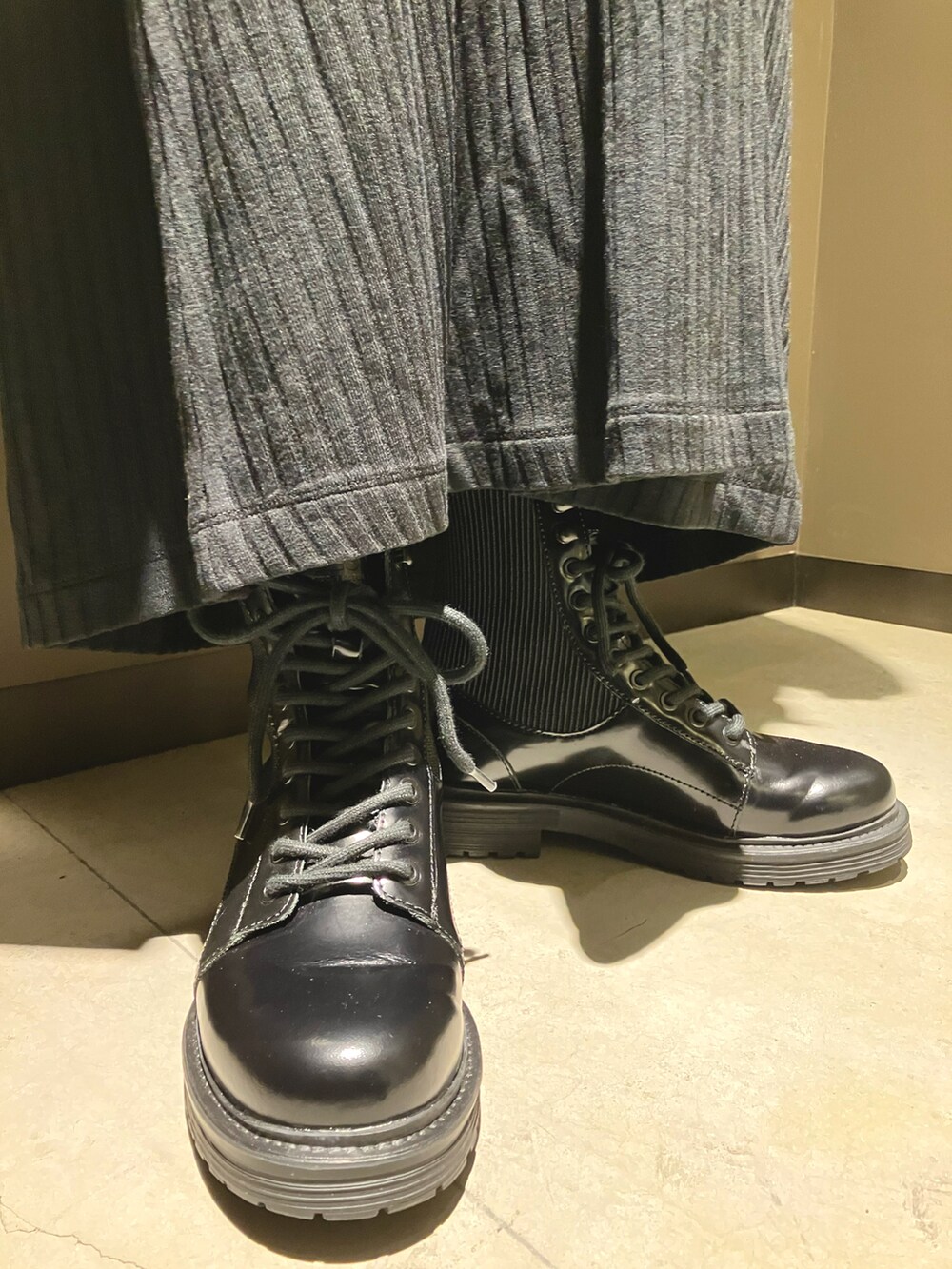 「シンプルスタイル、大人コーデ、オトナカジュアル、秋、ワントーンコーデ、キレイめ、ブラックコーデ、ママコーデ、Diesel、DIESELららぽーと富士見」｜「DIESELのレディース ジャケット フェイクレザー（ブルゾン、ブラック系）」を使った、MIKIさん（レディース・164cm）の秋コーディネートの2枚目の写真
