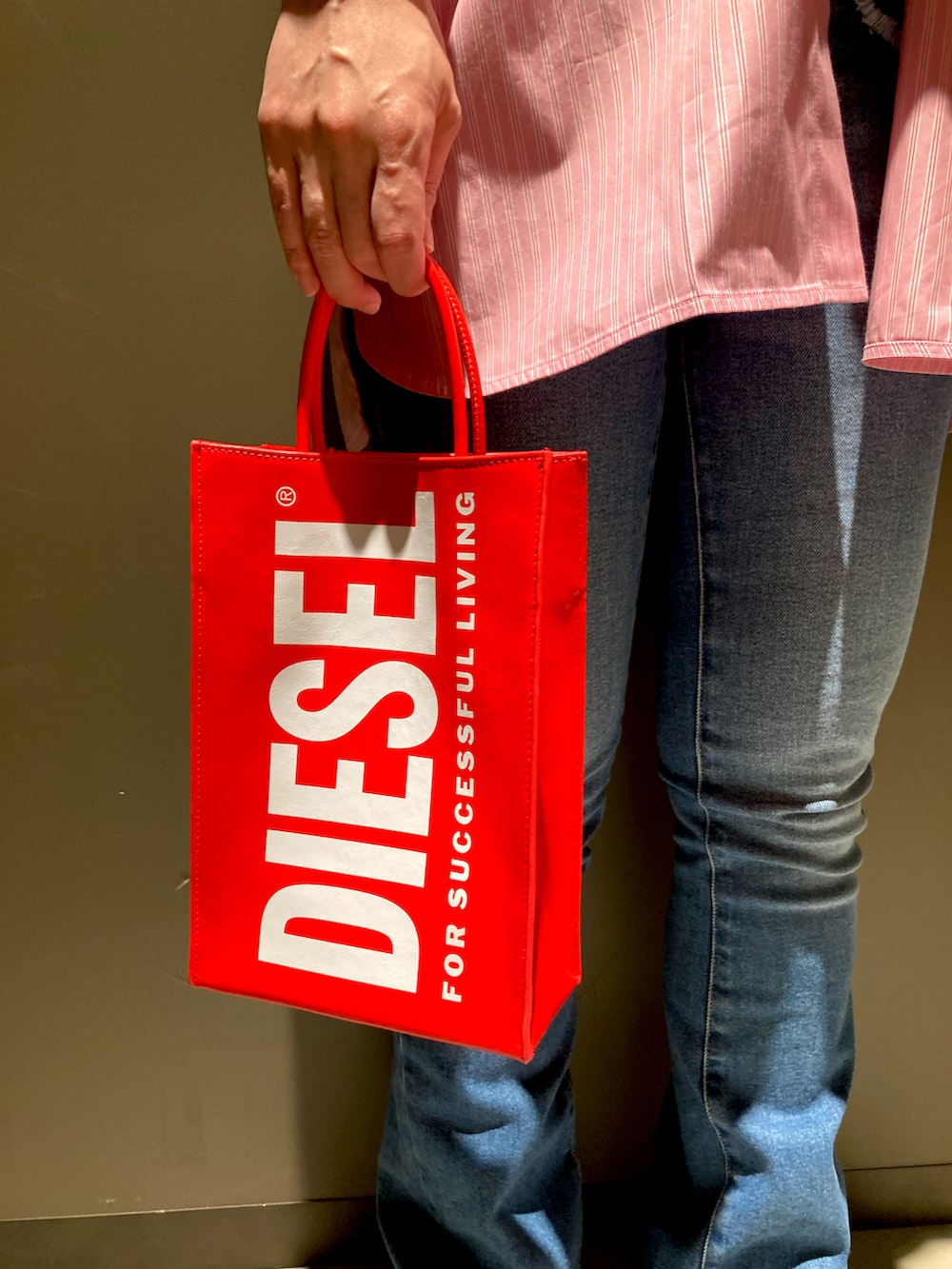 ホワイト系のTシャツ/カットソー、ピンク系のシャツ/ブラウス、ブルー系のデニムパンツを着用したレディースの夏コーディネートの3枚目の写真