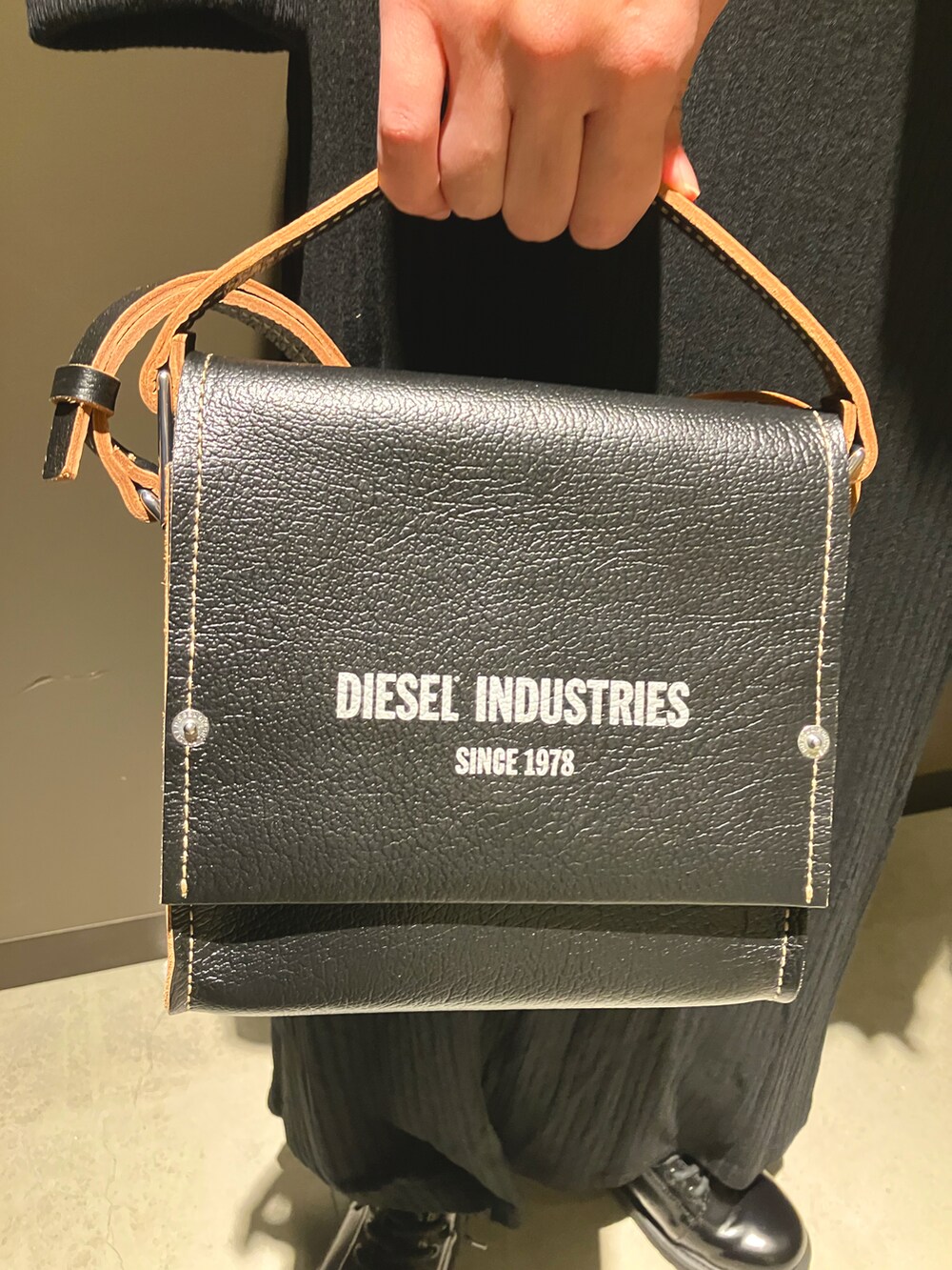 「シンプルスタイル、大人コーデ、オトナカジュアル、秋、ワントーンコーデ、キレイめ、ブラックコーデ、ママコーデ、Diesel、DIESELららぽーと富士見」｜「DIESELのレディース ジャケット フェイクレザー（ブルゾン、ブラック系）」を使った、MIKIさん（レディース・164cm）の秋コーディネートの3枚目の写真