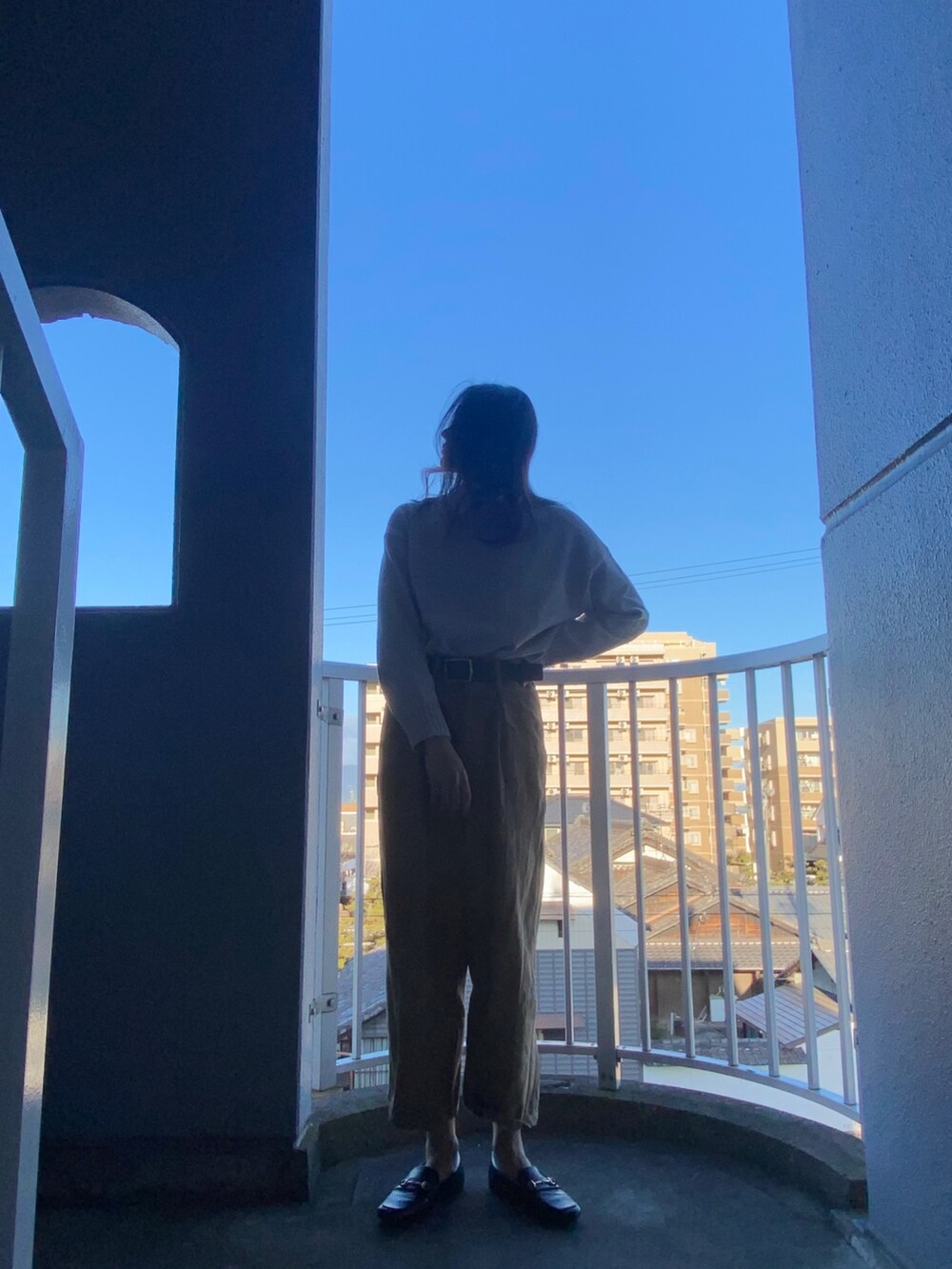 ベージュ系のパンツを着用したレディースの冬コーディネートの2枚目の写真