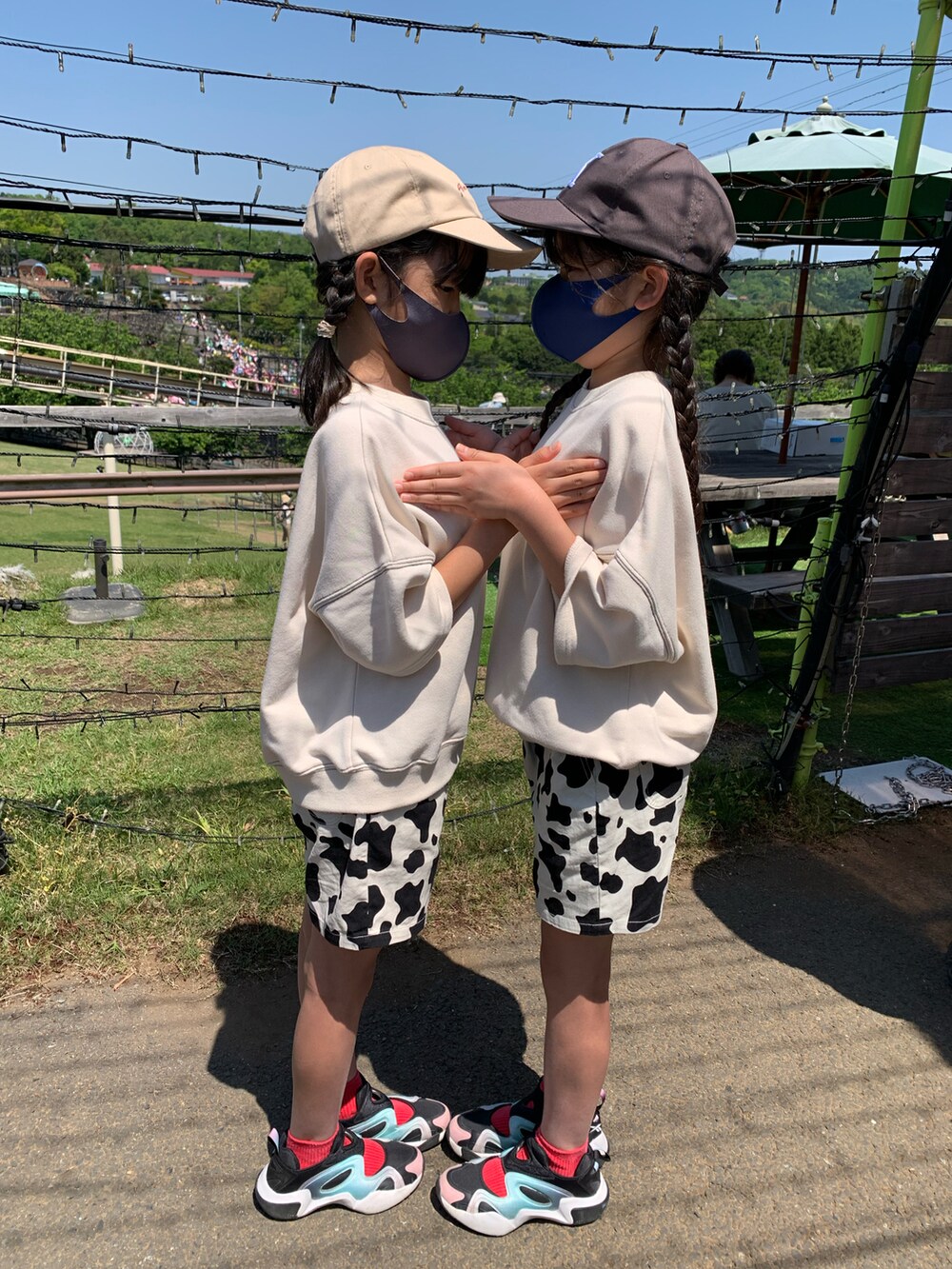 ブラック系のその他パンツ、ブラック系のスニーカー、ホワイト系のTシャツ/カットソーを着用したキッズの春コーディネートの3枚目の写真