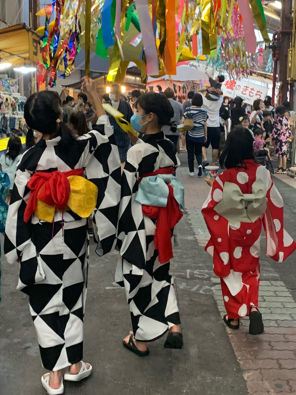 ブラック系のスニーカー、ブラック系の浴衣、レッド系の浴衣を着用したキッズの夏コーディネートの3枚目の写真