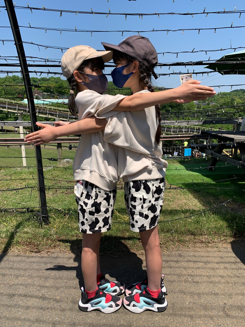 ブラック系のその他パンツ、ブラック系のスニーカー、ホワイト系のTシャツ/カットソーを着用したキッズの春コーディネートの2枚目の写真