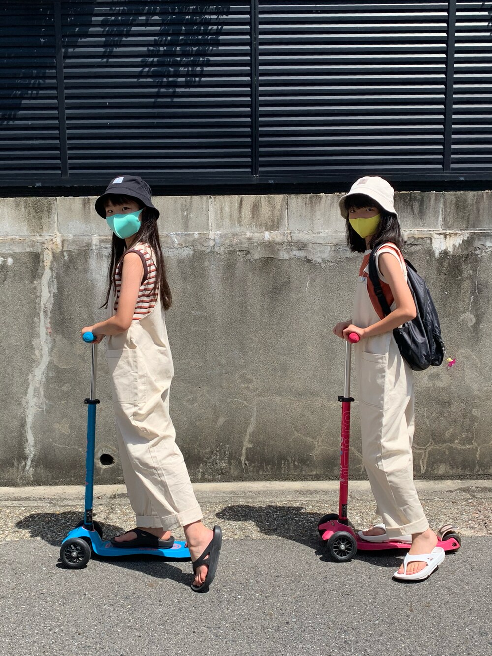 ホワイト系のサンダル、ブラック系のサンダル、ホワイト系のサロペット/オーバーオールを着用したキッズの夏コーディネートの2枚目の写真