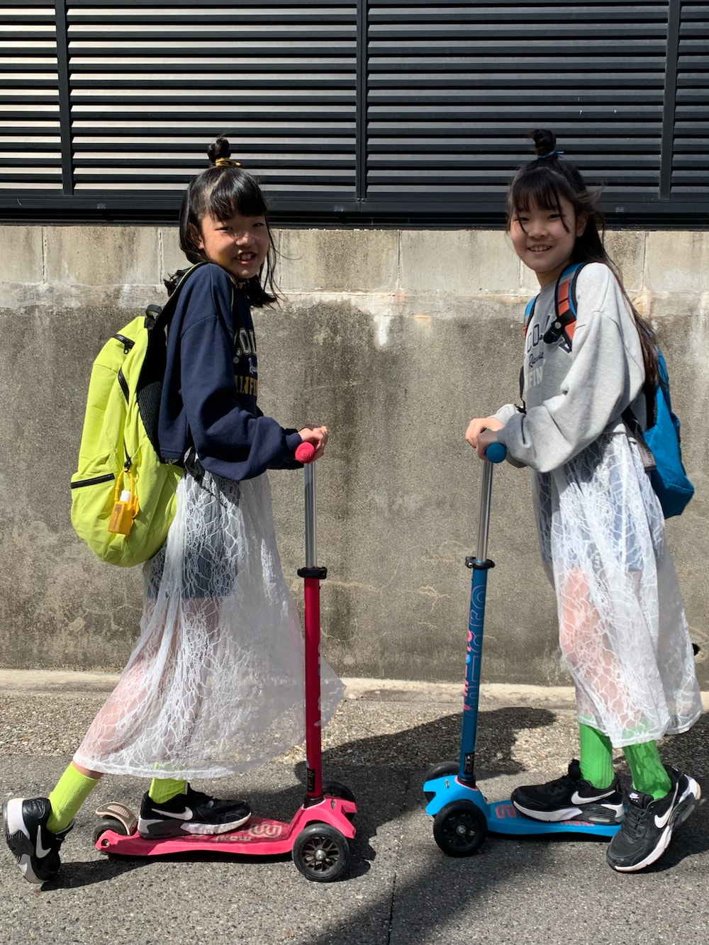 イエロー系のバックパック/リュック、ブラック系のスニーカー、グレー系のトップスを着用したキッズの春コーディネートの3枚目の写真