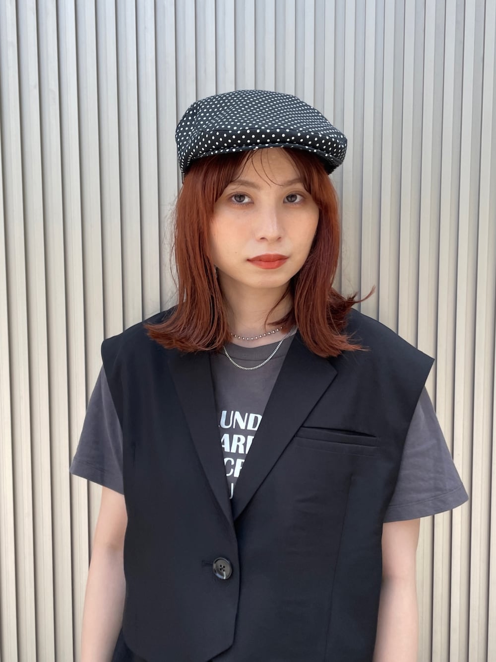 ブラック系のその他アウター、ブラック系のスカート、ブラック系のハンチング/ベレー帽を着用したレディースの夏コーディネートの5枚目の写真