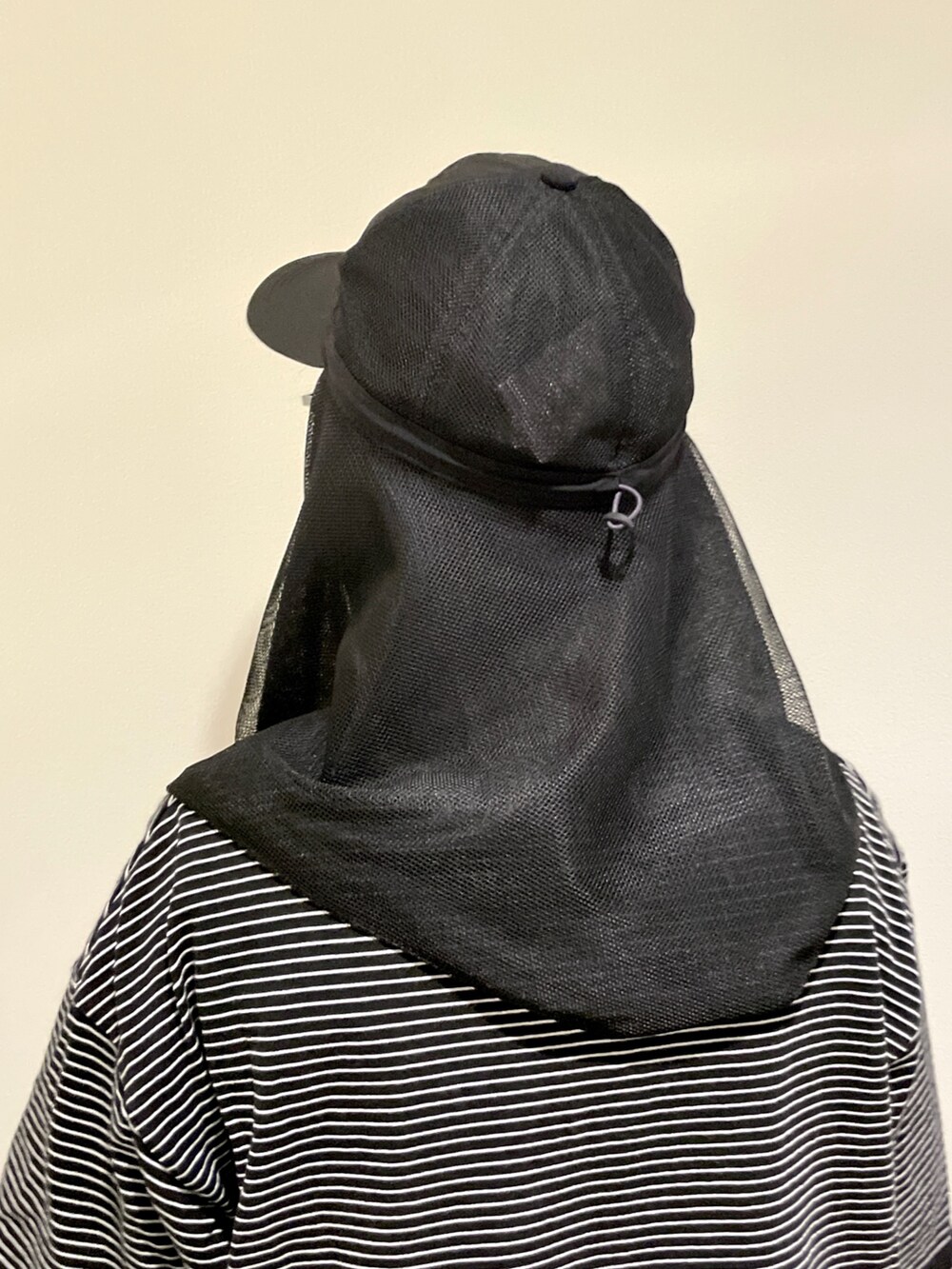 ブラック系のキャップを着用したレディースの春コーディネートの6枚目の写真