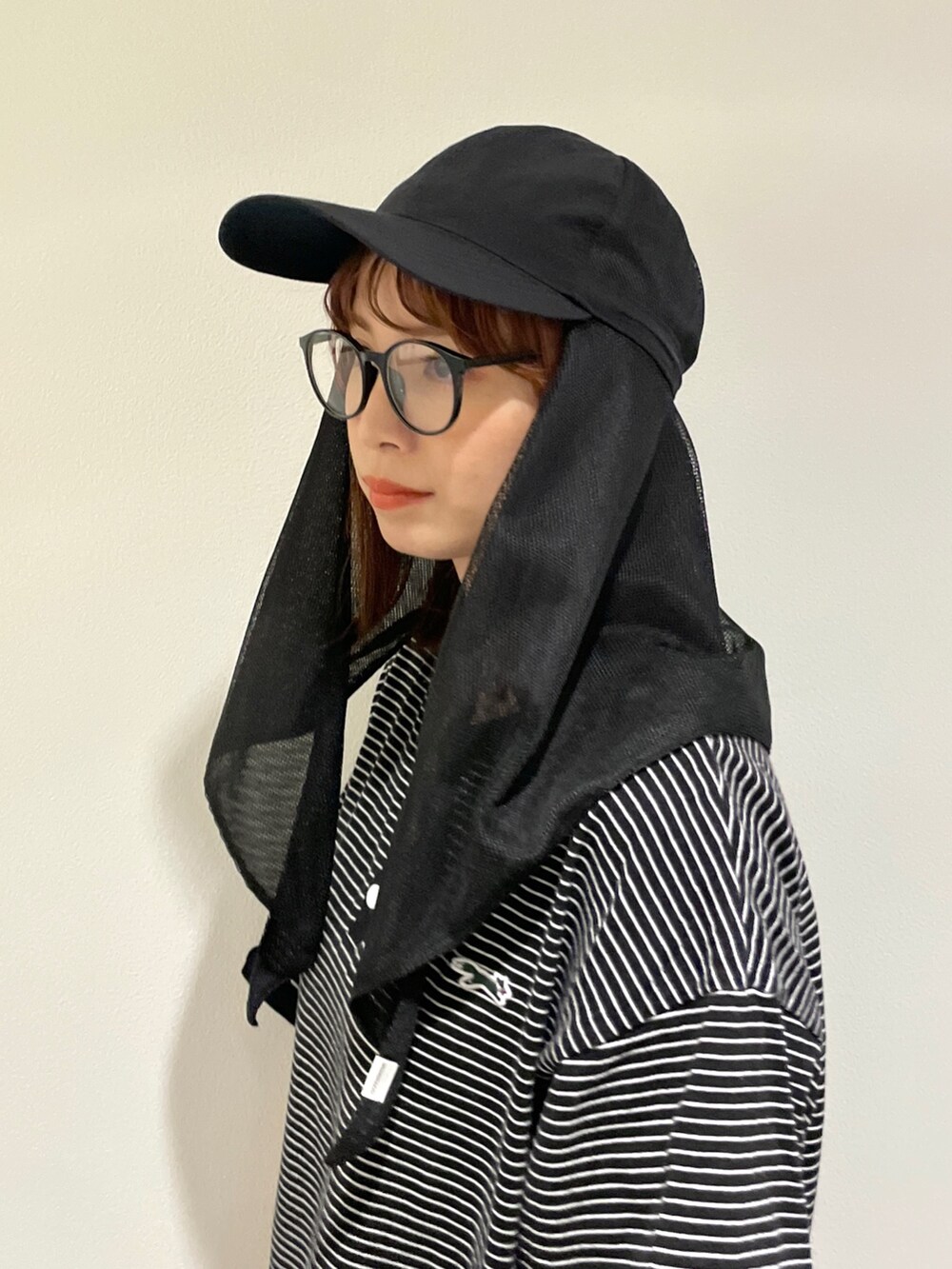 ブラック系のキャップを着用したレディースの春コーディネートの4枚目の写真