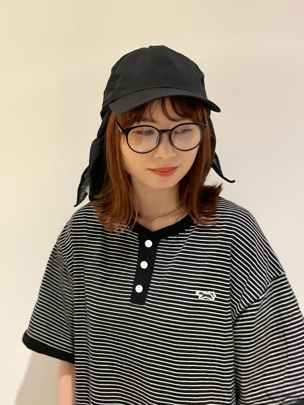 ブラック系のキャップを着用したレディースの春コーディネートの8枚目の写真